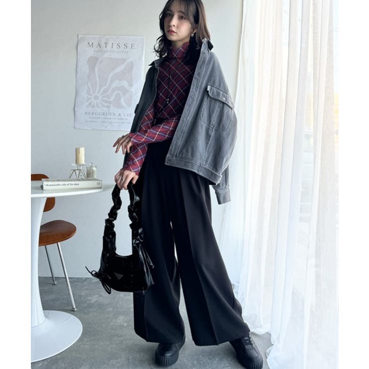 洗練された魅力を引き出す。チェックシアーハイネックメロウ