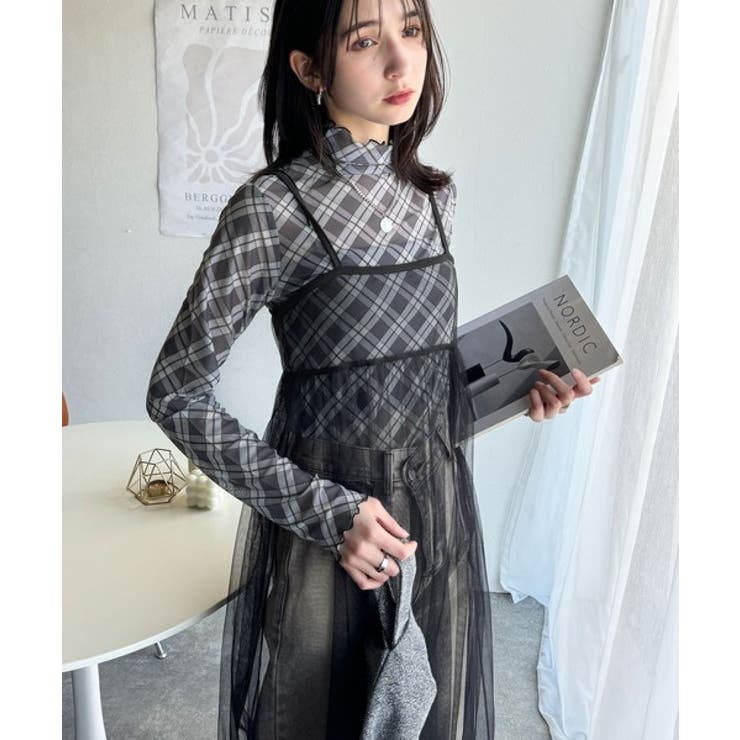 洗練された魅力を引き出す。チェックシアーハイネックメロウトップス