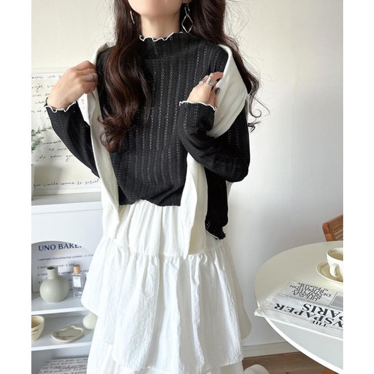 肌見せしすぎず、ほんのり色っぽ。プチハイネック透かし編み