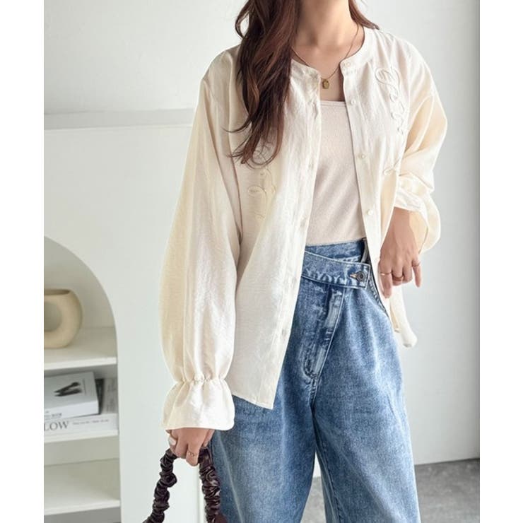 迎え秋ブラウス”にこれ一択。袖ぽわん、胸元ひとくせが大人かわいい