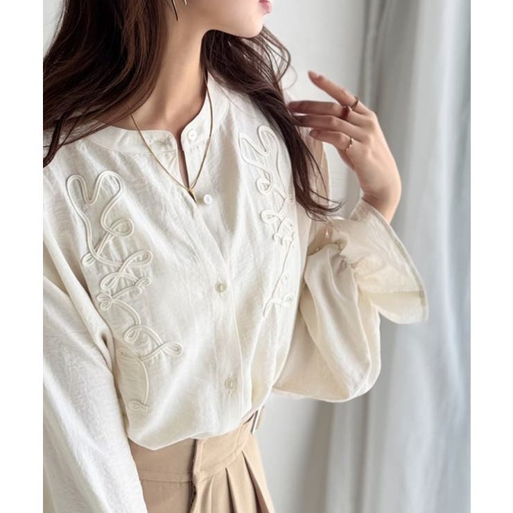 迎え秋ブラウス”にこれ一択。袖ぽわん、胸元ひとくせが大人かわいい