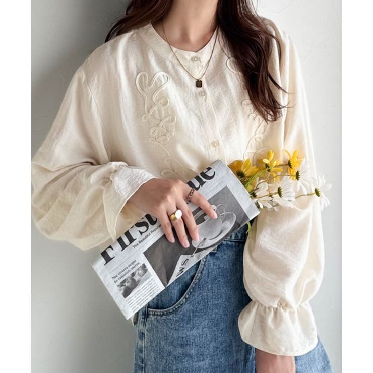 迎え秋ブラウス”にこれ一択。袖ぽわん、胸元ひとくせが大人