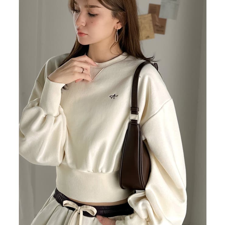 アイボリー | カジュアルなのにちゃんと女っぽ♪胸元刺繍が映える。クロップド丈裏毛スウェット | Classical Elf 