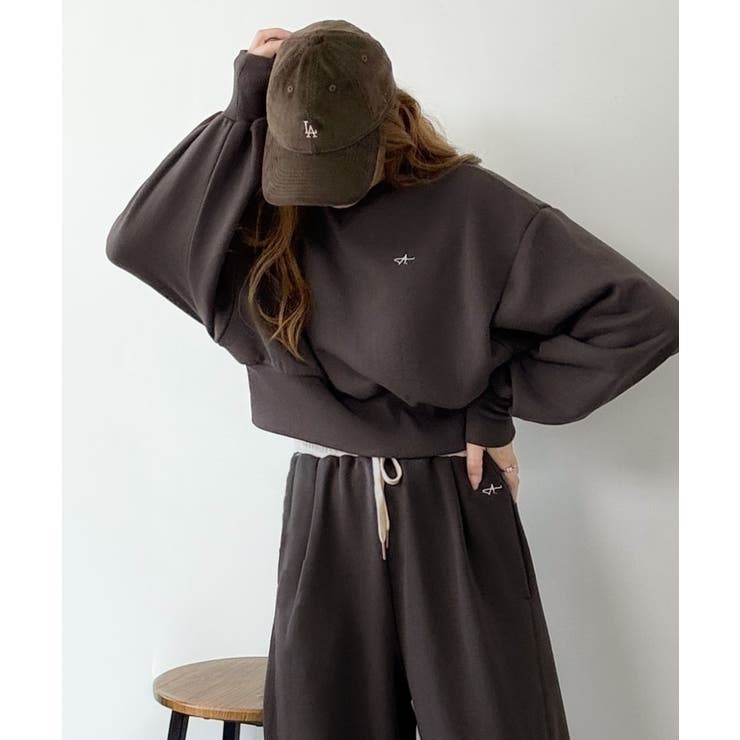 チャコール | カジュアルなのにちゃんと女っぽ♪胸元刺繍が映える。クロップド丈裏毛スウェット | Classical Elf 