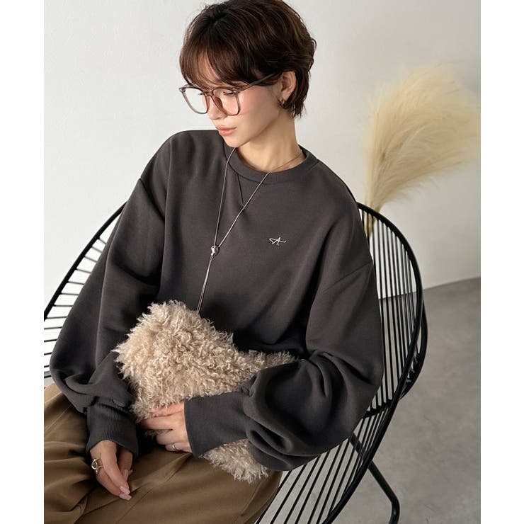 カジュアルなのにちゃんと女っぽ♪胸元刺繍が映える。クロップド丈裏毛スウェット | Classical Elf  | 詳細画像21 