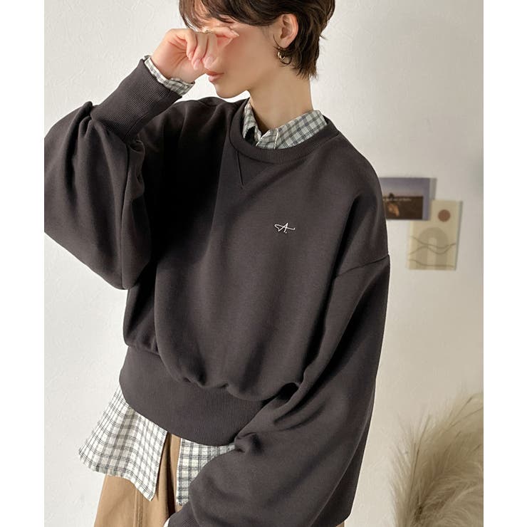 カジュアルなのにちゃんと女っぽ♪胸元刺繍が映える。クロップド丈裏毛スウェット | Classical Elf  | 詳細画像22 