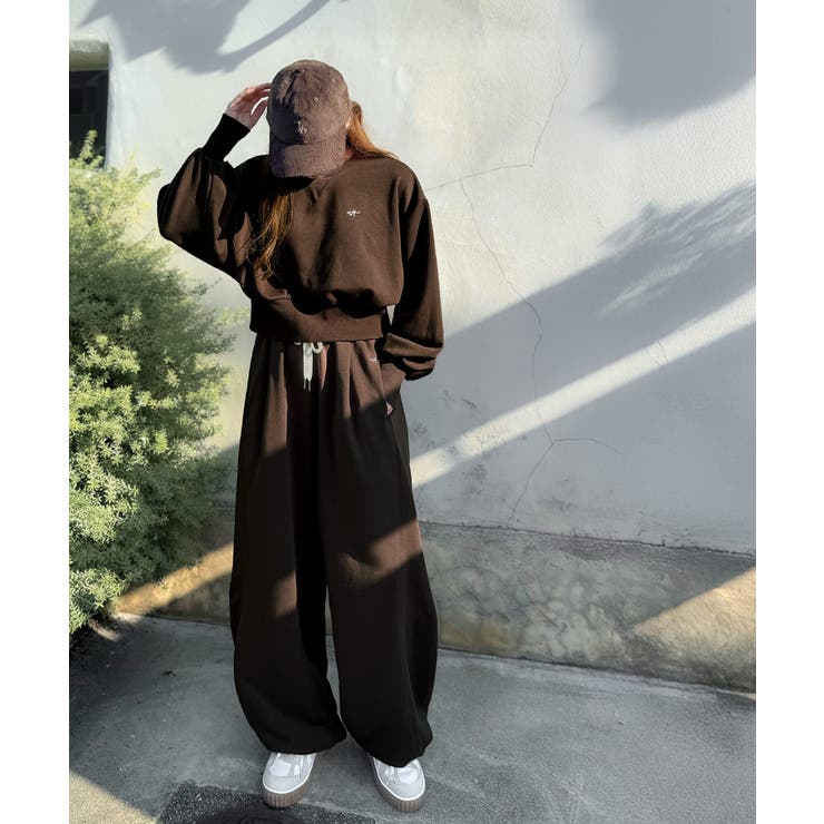 カジュアルなのにちゃんと女っぽ♪胸元刺繍が映える。クロップド丈裏毛スウェット | Classical Elf  | 詳細画像23 