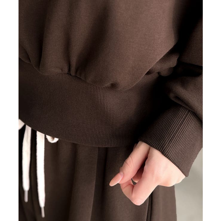 カジュアルなのにちゃんと女っぽ♪胸元刺繍が映える。クロップド丈裏毛スウェット | Classical Elf  | 詳細画像37 