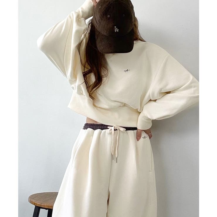 カジュアルなのにちゃんと女っぽ♪胸元刺繍が映える。クロップド丈裏毛スウェット | Classical Elf  | 詳細画像2 