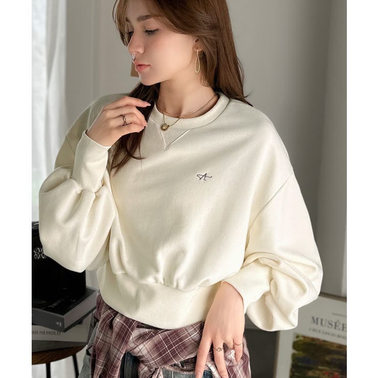 カジュアルなのにちゃんと女っぽ♪胸元刺繍が映える。クロップド丈裏毛スウェット | Classical Elf  | 詳細画像5 