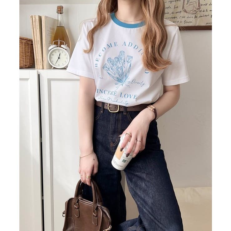 オフホワイト×ブルー | トレンドのディテールが魅力。シルケットフラワーカーブロゴリンガー半袖Tシャツ | Classical Elf 