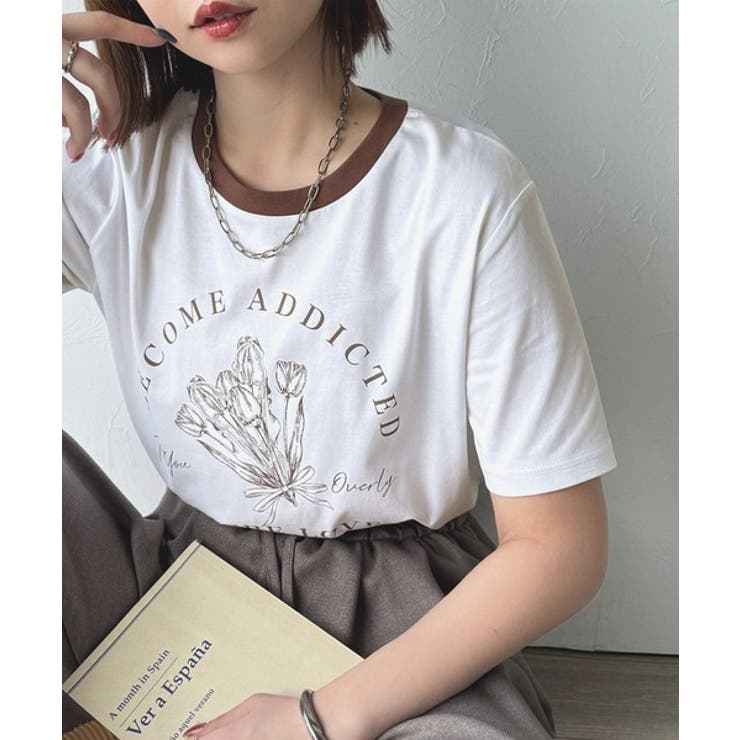 オフホワイト×ブラウン | トレンドのディテールが魅力。シルケットフラワーカーブロゴリンガー半袖Tシャツ | Classical Elf 