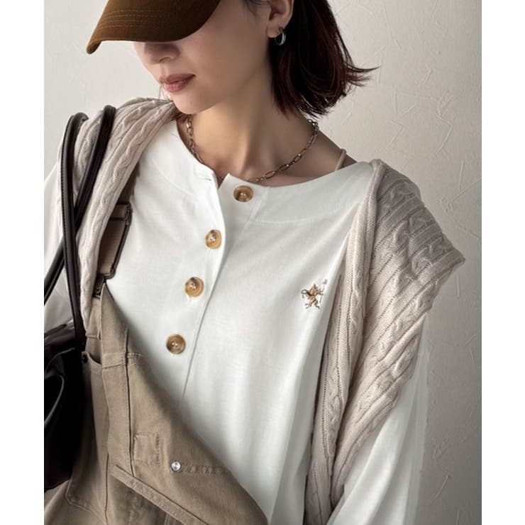 オフホワイト | 着回し力抜群♪リラックスシルエットで程よい抜け感◎胸刺繍ヘンリーネックトップス | Classical Elf 
