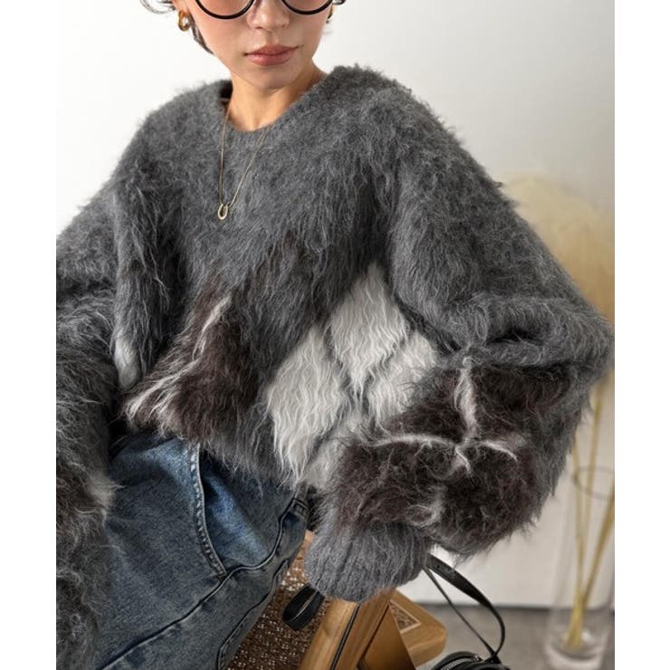 チャコール | シンプルコーデに差をつける一着。長起毛アーガイル柄ニットプルオーバー | Classical Elf 