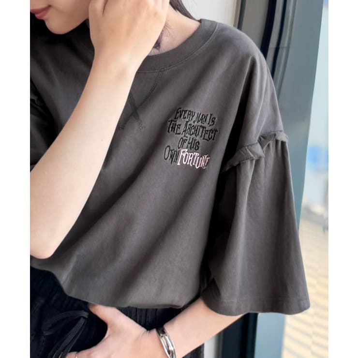 チャコール | ほどよい甘さと抜け感を。大人かわいい綿100%袖フリル胸刺繍トップス(半袖) | Classical Elf 