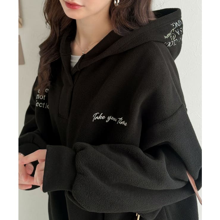 ブラック | ふわっとあったか、秋冬の“欲しい”をぎゅっと♪刺繍デザインスキッパー衿フリースパ… | Classical Elf 