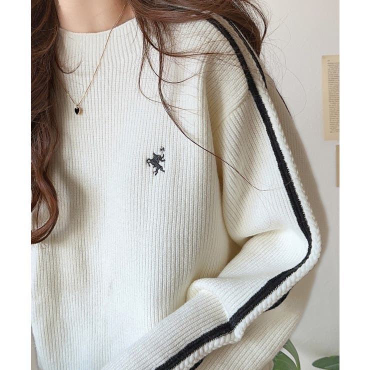 これ1枚でワンランク上の秋冬コーデ。ワンポイント胸刺繍×袖ラインもちもちニット | Classical Elf  | 詳細画像1 