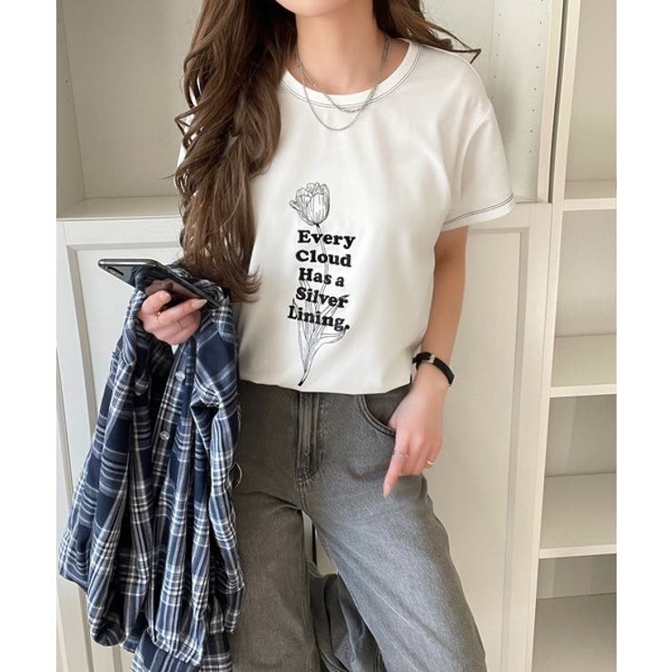 上品さが魅力。フラワープリントグラフィック刺繍Tシャツ（半袖