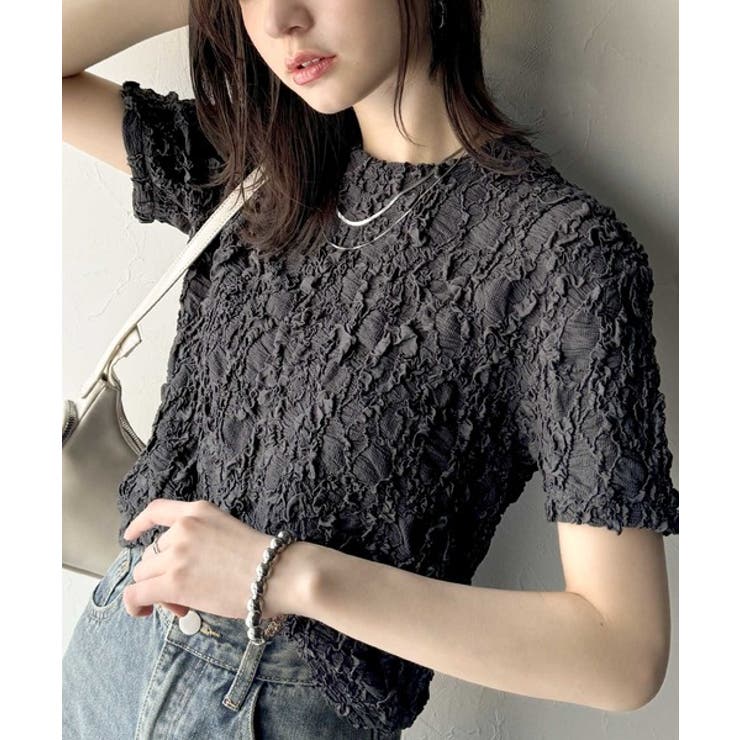 華やかな高級感を演出する。カットジャガード短丈Tシャツ（半袖
