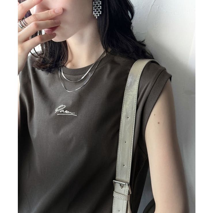 チャコール | 接触冷感♪大人カジュアルを格上げ！胸元ワンポイント刺繍ノースリーブトップ | Classical Elf 