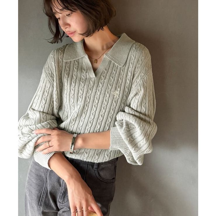 グレー | ”品よく華やぐ”。大人のマストバイニット。胸刺繍ケーブル編みポロ襟スキッパーニッ… | Classical Elf 