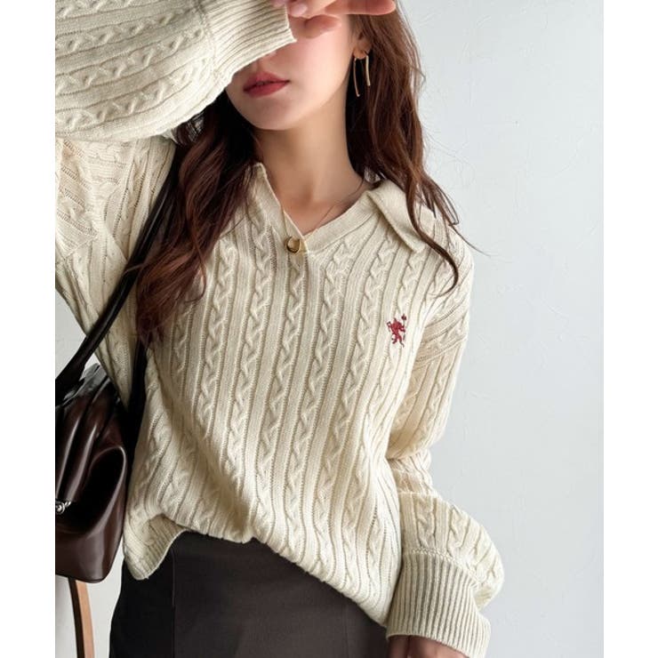 ライトベージュ | ”品よく華やぐ”。大人のマストバイニット。胸刺繍ケーブル編みポロ襟スキッパーニッ… | Classical Elf 