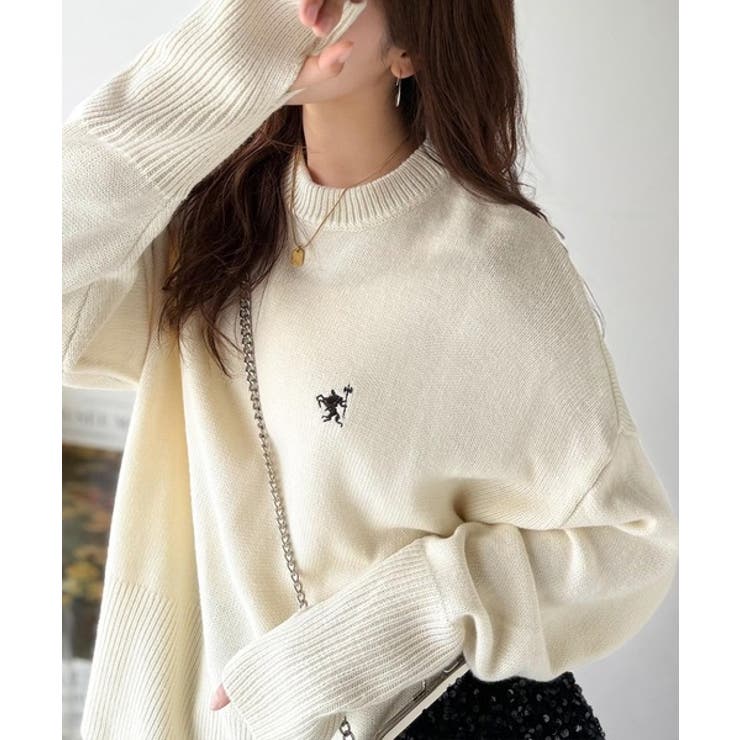 アイボリー | さらり抜け感ある着こなしが叶う。胸刺繍サムホール付きシンプルニット | Classical Elf 