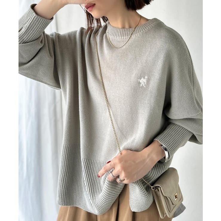 グレー | さらり抜け感ある着こなしが叶う。胸刺繍サムホール付きシンプルニット | Classical Elf 