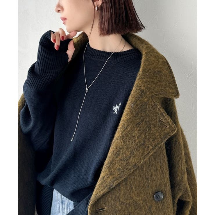 さらり抜け感ある着こなしが叶う。胸刺繍サムホール付きシンプルニット