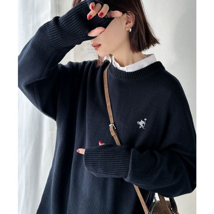 ネイビー | さらり抜け感ある着こなしが叶う。胸刺繍サムホール付きシンプルニット | Classical Elf 