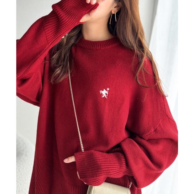 レッド | さらり抜け感ある着こなしが叶う。胸刺繍サムホール付きシンプルニット | Classical Elf 