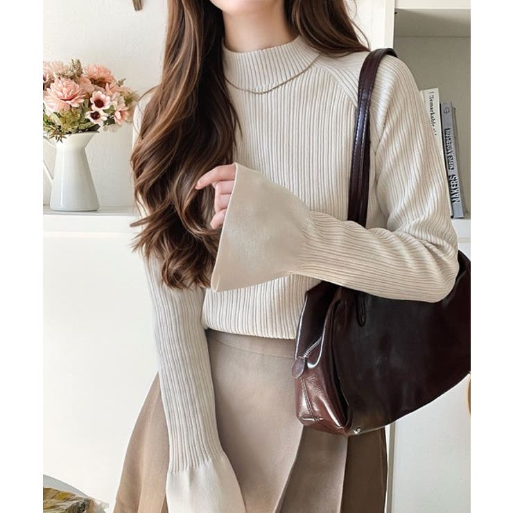 ベージュ | 袖にキュン♪大人女子の旬顔トップス。ランダムリブ袖フレアモックネックプルオーバー… | Classical Elf 