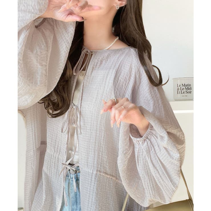 グレージュ | ほんのり透けるシアー素材がつくる、春夏の抜け感ブラウス。ドロストリボンオープンブ… | Classical Elf 