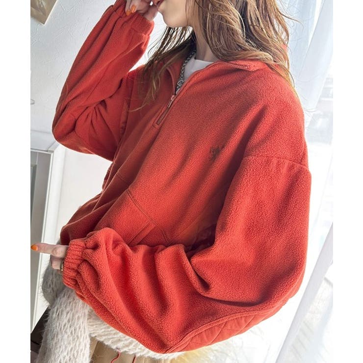 大人カジュアル。ワンポイント胸刺繍入りフリース×キルトハーフ