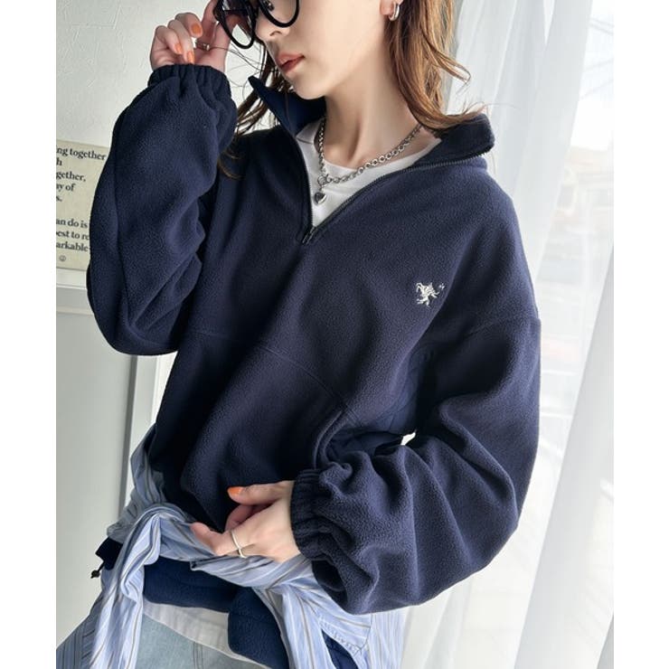 大人カジュアル。ワンポイント胸刺繍入りフリース×キルトハーフ