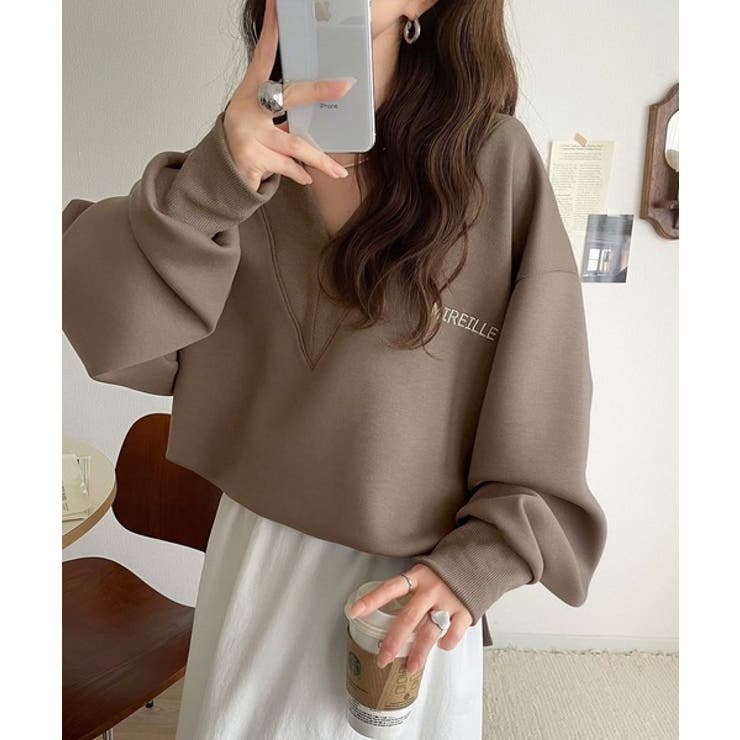 抜け感と上品さを両立。深めのネックで小顔見え♪ 胸刺繍Vネックダンボールニットト… | Classical Elf  | 詳細画像23 