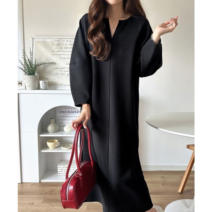 清楚にフェミニン、品よく抜け感。ランタンスリーブキーネック