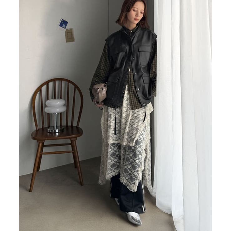 羽織るだけで、モードな存在感。BIGポケットレザー風加工スエードルーズベスト | Classical Elf  | 詳細画像17 