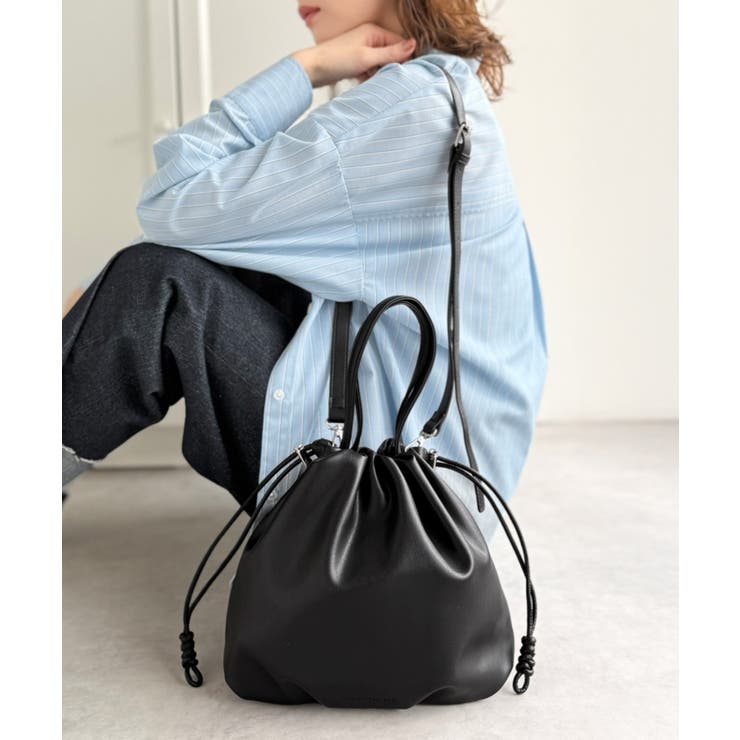 ブラック | 可愛く映えて、頼れる相棒。ソフトレザーマルチウェイ巾着ラウンドバッグ | Classical Elf 