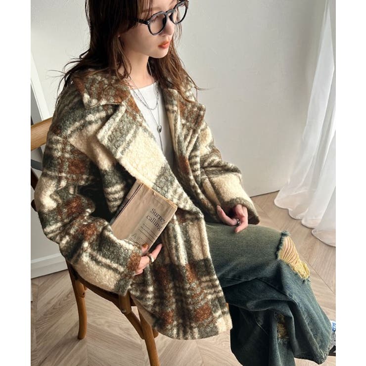 思わず目を惹く主役アウター。チェック柄ダブルジャケットボアコート