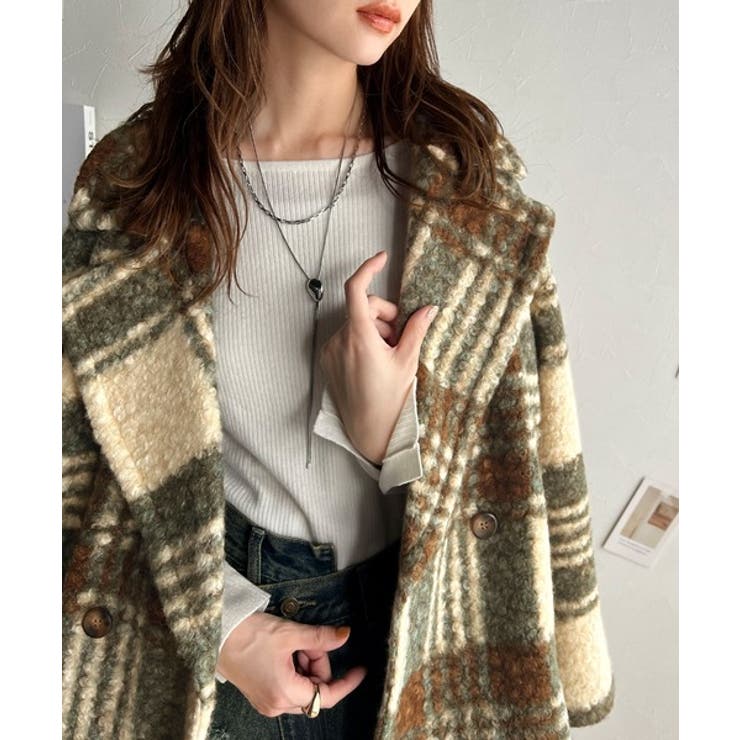 思わず目を惹く主役アウター。チェック柄ダブルジャケットボアコート