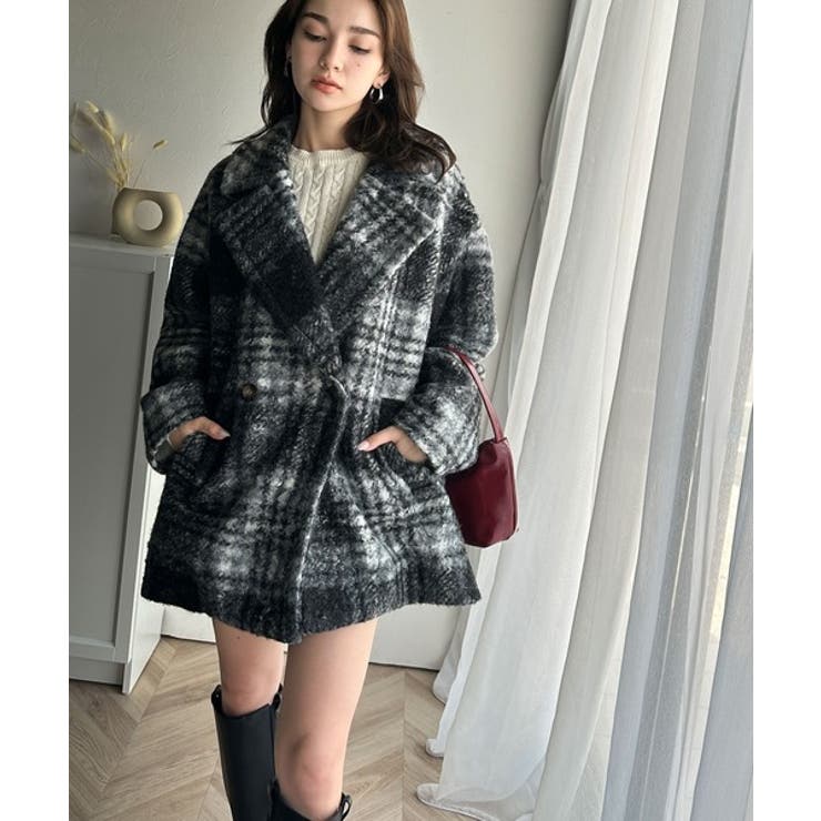 思わず目を惹く主役アウター。チェック柄ダブルジャケットボアコート