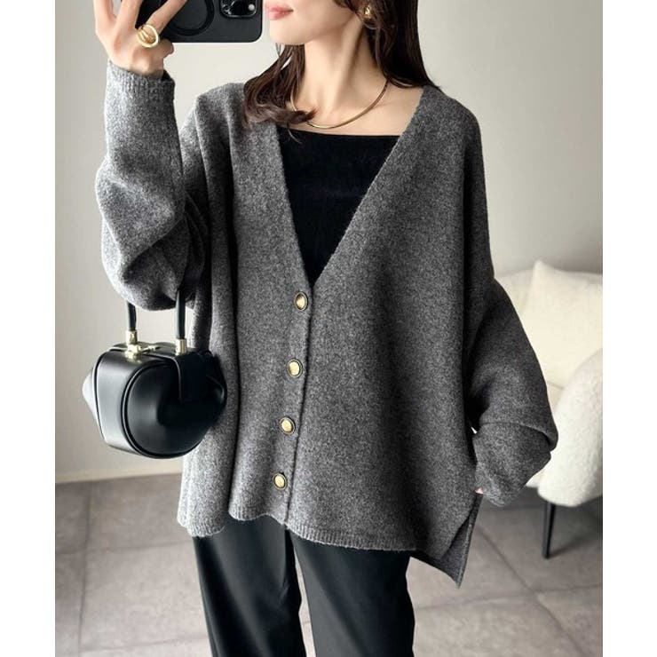 チャコール | ふんわり包み込む暖かさで、冬の定番に。ゴールドボタン使いオーバーサイズVネックニ… | Classical Elf 