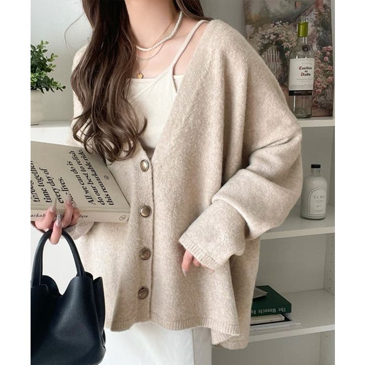 ベージュ | ふんわり包み込む暖かさで、冬の定番に。ゴールドボタン使いオーバーサイズVネックニ… | Classical Elf 