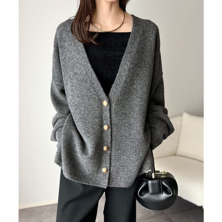 ふんわり包み込む暖かさで、冬の定番に。ゴールドボタン使いオーバーサイズVネックニ… | Classical Elf  | 詳細画像1 