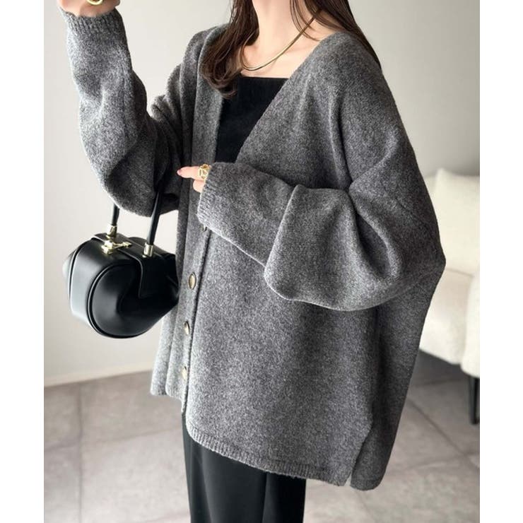 ふんわり包み込む暖かさで、冬の定番に。ゴールドボタン使いオーバーサイズVネックニ… | Classical Elf  | 詳細画像2 