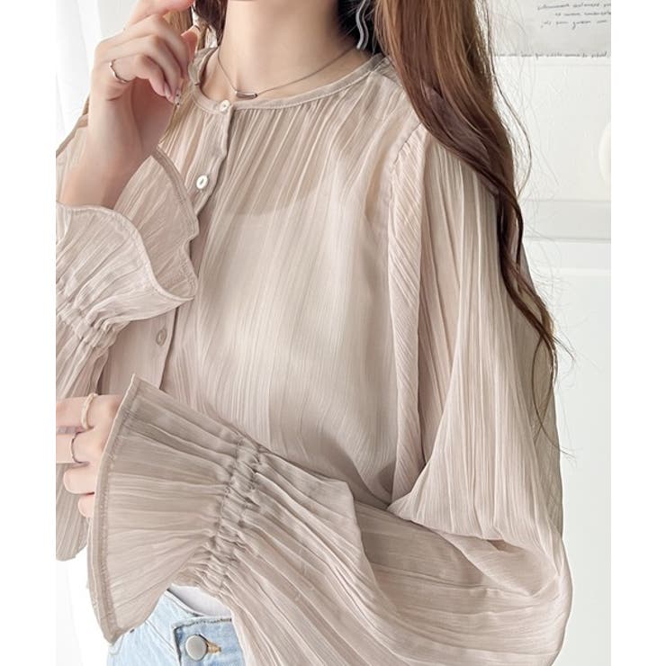 グレイッシュベージュ | 一枚で程よく華やか。前後2wayプリーツ加工ブラウス | Classical Elf 
