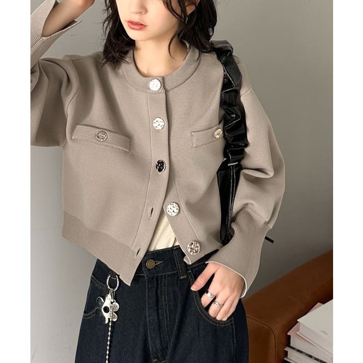 洗練された大人エレガンス。軽量短丈袖スリットボタンニット