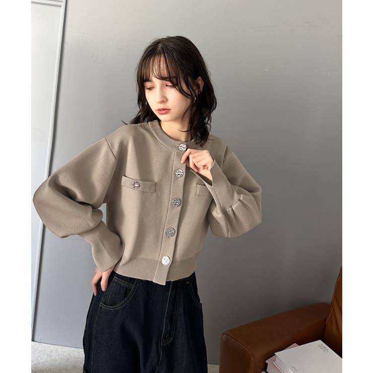 洗練された大人エレガンス。軽量短丈袖スリットボタンニット