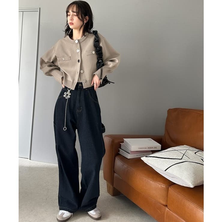 洗練された大人エレガンス。軽量短丈袖スリットボタンニット